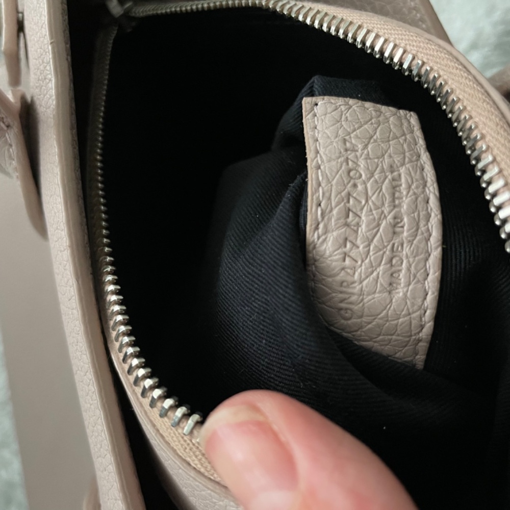 Saint Laurent Sac De Jour in Grained Leather (Baby) in color Poudre (soft mauve) - Picture 10 of 15